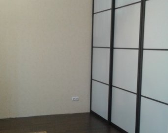 перегородка из раздвижных дверей