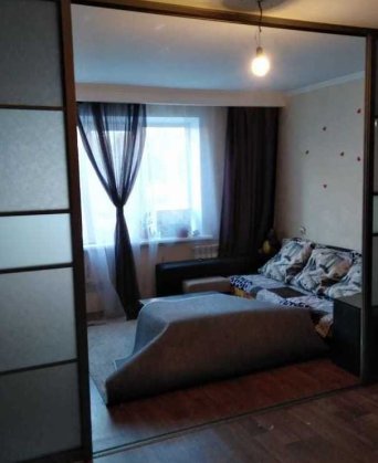 раздвижные перегородки 58.000 рублей, состоит из 4 дверей,матовое стекло , декоративное стекло, высота 2.6м, длинна 3,8м.