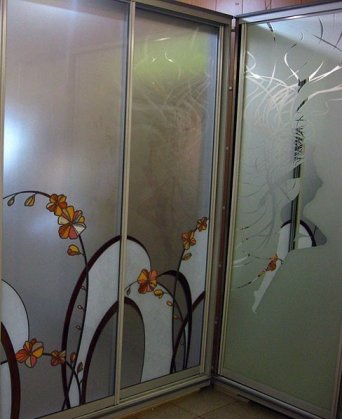 шкаф купе - с витражём 75.000 руб. 3 двери, система купе, витаж,пескоструй зеркала, высота 2,3м, ширина 2.4 м. (шкаф купе)