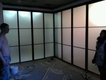 Подвесная перегородка отделяющая с одной стороны комнату от короидора, с другой от кухни