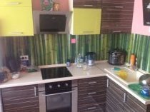 Кухня выполнена сфасадами из лакированной глянцевой МДФ плиты