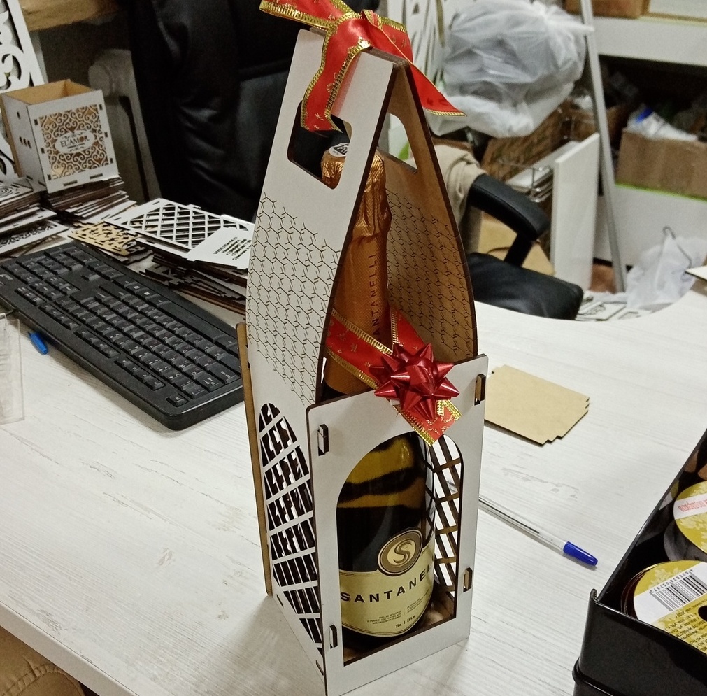 Подарочная коробка под бутылку 170 рублей